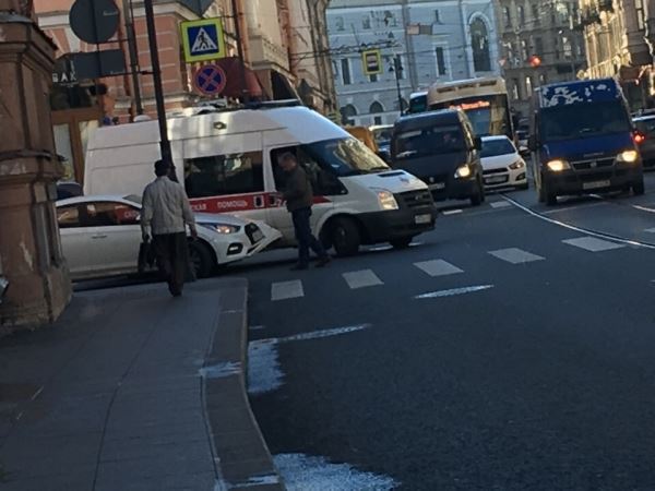 Очевидцы: водитель скорой помощи устроил ДТП на Садовой