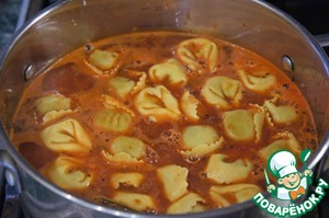Итальянский томатный суп с тортеллини