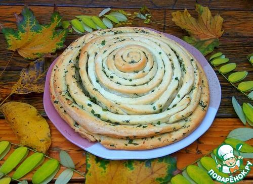 Спиральный хлеб с зеленью и чесноком