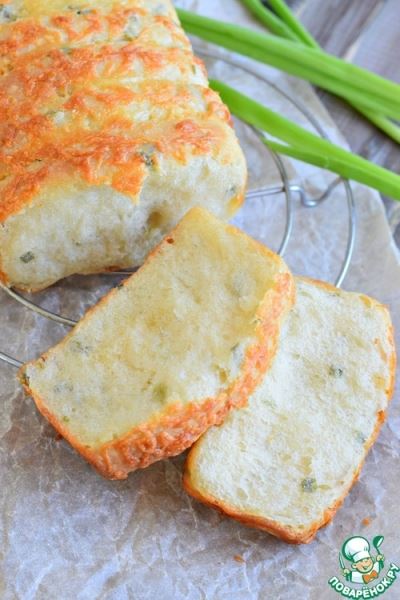 Хлеб с сыром и зеленым луком