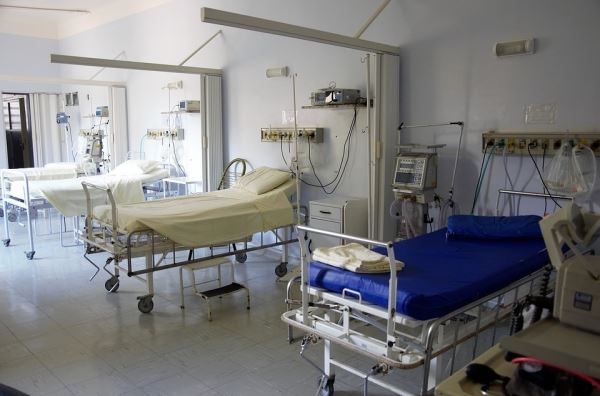 В Мариинской больнице после падения с лестницы умер пациент